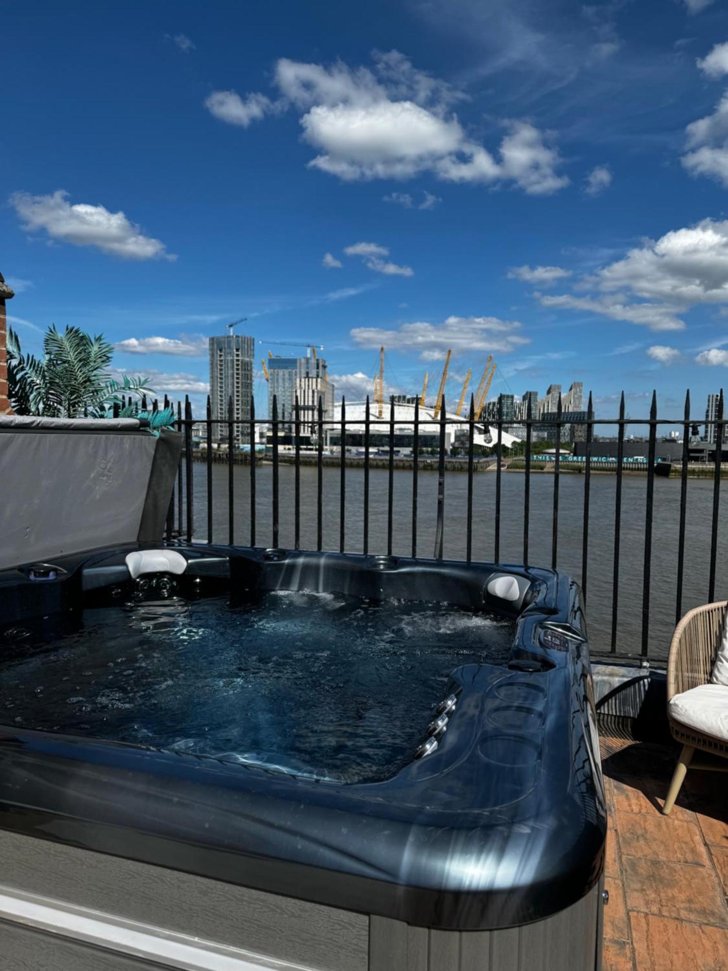 3 X Bedroom Riverside Flat With Hot Tub On Roof Terrace Londres Exterior foto